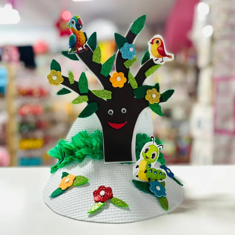 Gorro de primavera con árbol y pajaritos