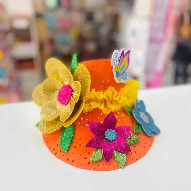 Gorro de primavera con flor grande y mariposa
